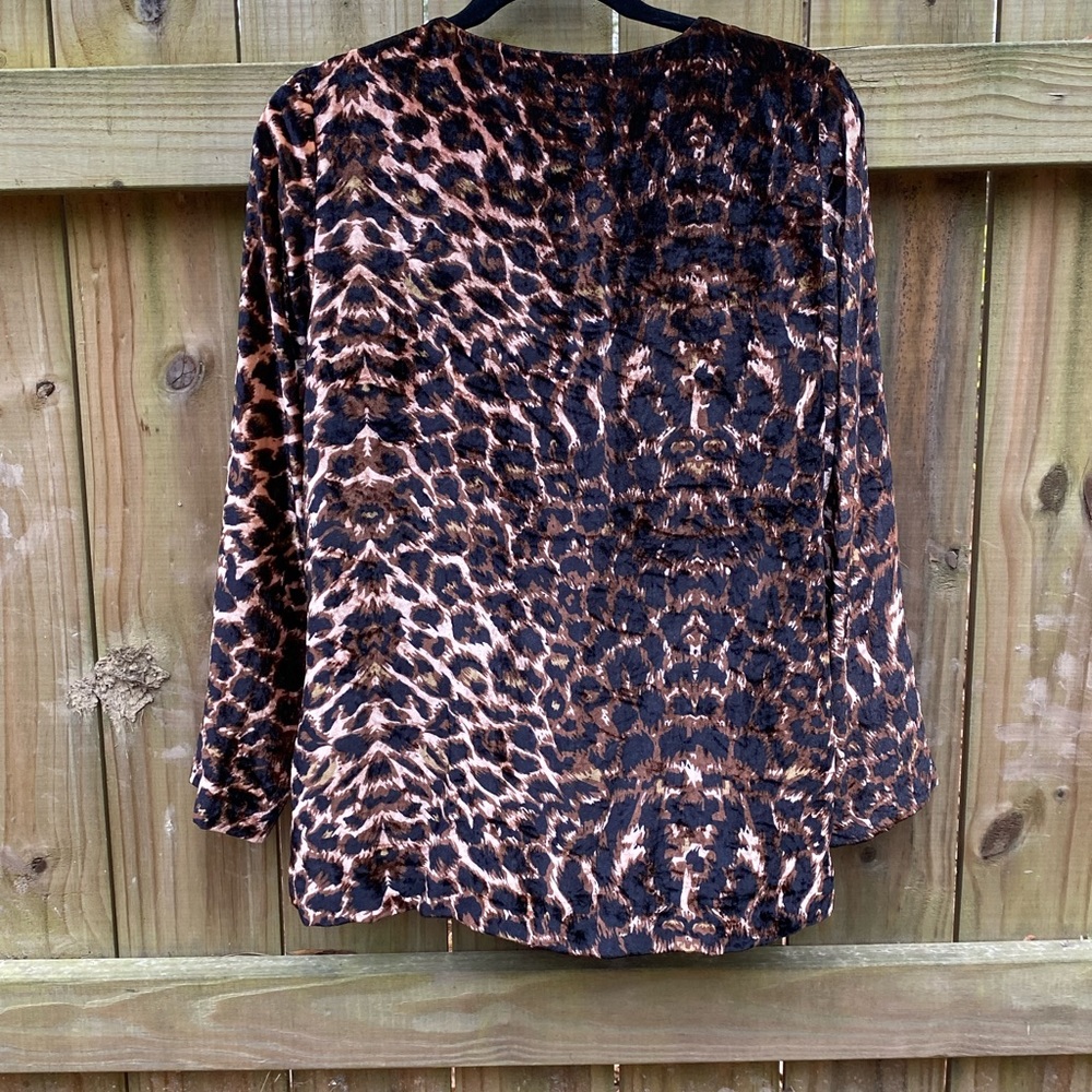 KATE HILL Comfy velour Animal Print Top size Small Petite - Picture 3 of 5